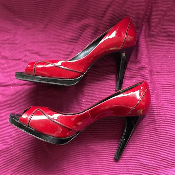 Ann Taylor Peep Toe Patent Leather Red Platform Heel Pump/black piping. Size 7.5 - Picture 6 of 17